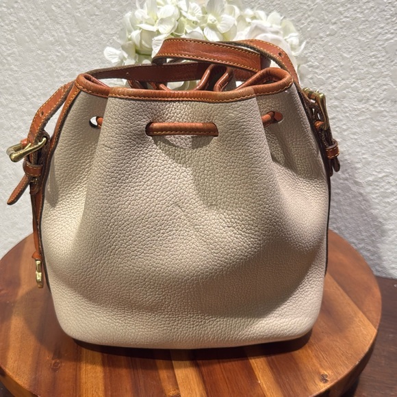 Dooney & Bourke A6-898762 Vintage Bucket Shoulder Bag - Picture 4 of 16